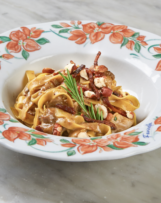 Fettuccine ai porcini, guanciale croccante e nocciole