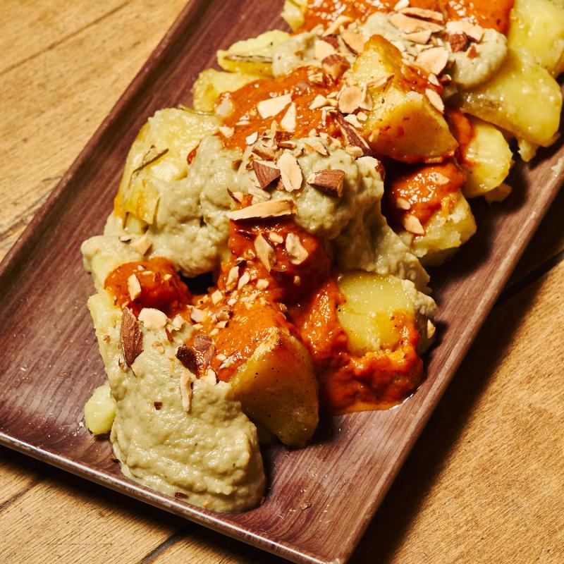 Crema di Melanzane affumicata, crema di peperoni al forno e mandorle tritate